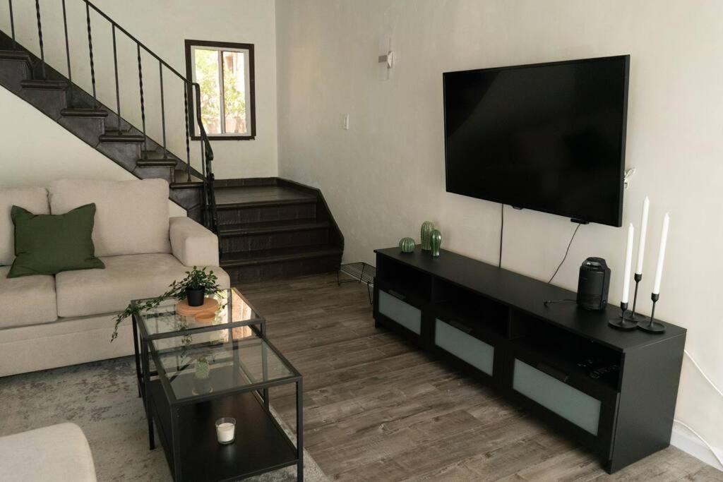 Spacious 2-Bedroom Unit In Hollywood 洛杉矶 外观 照片